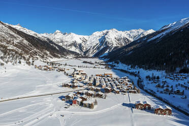 Luftaufnahme des Dorfes Obergesteln, Obergoms, Kanton Wallis, Schweiz. - AAEF26575