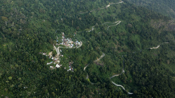 Luftaufnahme von Perumal Malai, einem kleinen Dorf auf einem Berg an der Straße, Kodai Kanal, Indien. - AAEF26581