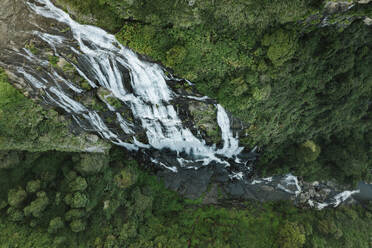 Luftaufnahme der Polur-Wasserfälle in der Region Tamil Nadu, Kodai Kanal, Indien. - AAEF26589