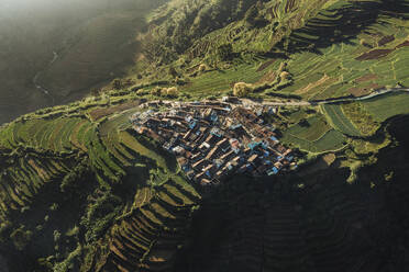 Luftaufnahme des Dorfes Polur mit Terrassenfeldern in der Region Tamil Nadu, Kodai Kanal, Indien. - AAEF26591