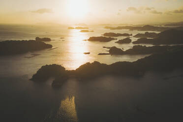 Luftaufnahme des Saikai-Nationalparks Kujukushima bei Sonnenuntergang, an der Küste von Sasebo, Präfektur Nagasaki, Kyushu, Japan. - AAEF26601