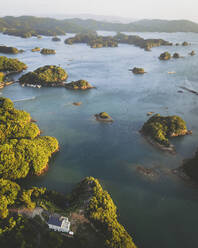 Luftaufnahme des Saikai-Nationalparks Kujukushima bei Sonnenuntergang, an der Küste von Sasebo, Präfektur Nagasaki, Kyushu, Japan. - AAEF26602