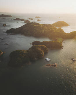 Luftaufnahme des Saikai-Nationalparks Kujukushima bei Sonnenuntergang, an der Küste von Sasebo, Präfektur Nagasaki, Kyushu, Japan. - AAEF26603