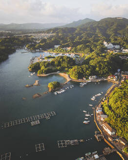 Luftaufnahme des Saikai-Nationalparks Kujukushima bei Sonnenuntergang, an der Küste von Sasebo, Präfektur Nagasaki, Kyushu, Japan. - AAEF26605