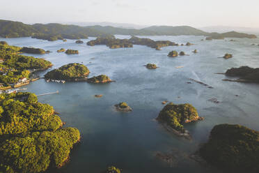 Luftaufnahme des Saikai-Nationalparks Kujukushima bei Sonnenuntergang, an der Küste von Sasebo, Präfektur Nagasaki, Kyushu, Japan. - AAEF26606