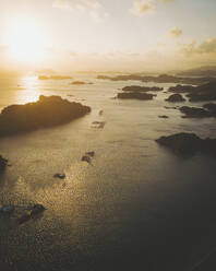 Luftaufnahme des Saikai-Nationalparks Kujukushima bei Sonnenuntergang, an der Küste von Sasebo, Präfektur Nagasaki, Kyushu, Japan. - AAEF26607