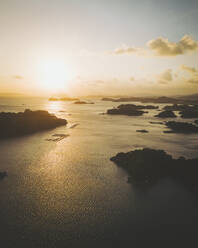 Luftaufnahme des Saikai-Nationalparks Kujukushima bei Sonnenuntergang, an der Küste von Sasebo, Präfektur Nagasaki, Kyushu, Japan. - AAEF26611