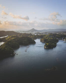 Luftaufnahme des Saikai-Nationalparks Kujukushima bei Sonnenuntergang, an der Küste von Sasebo, Präfektur Nagasaki, Kyushu, Japan. - AAEF26613