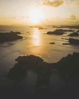 Luftaufnahme des Saikai-Nationalparks Kujukushima bei Sonnenuntergang, an der Küste von Sasebo, Präfektur Nagasaki, Kyushu, Japan. - AAEF26614