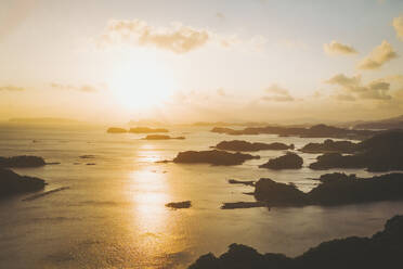 Luftaufnahme des Saikai-Nationalparks Kujukushima bei Sonnenuntergang, an der Küste von Sasebo, Präfektur Nagasaki, Kyushu, Japan. - AAEF26615