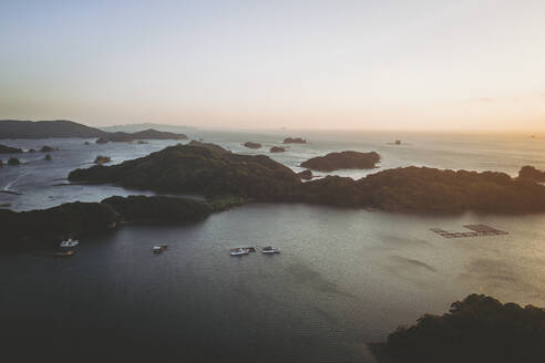 Luftaufnahme des Saikai-Nationalparks Kujukushima bei Sonnenuntergang, an der Küste von Sasebo, Präfektur Nagasaki, Kyushu, Japan. - AAEF26616