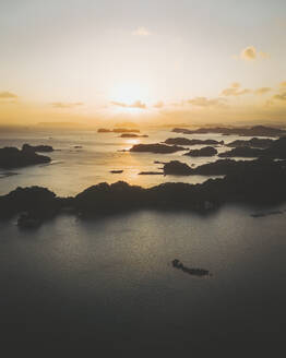 Luftaufnahme des Saikai-Nationalparks Kujukushima bei Sonnenuntergang, an der Küste von Sasebo, Präfektur Nagasaki, Kyushu, Japan. - AAEF26618