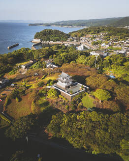 Luftaufnahme des Observatoriums der Festung Takezaki, Tara, Präfektur Saga, Kyushu, Japan. - AAEF26636