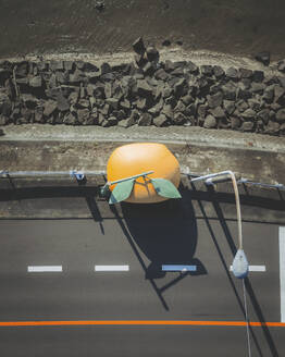 Luftaufnahme von oben einer orangefarbenen Bushaltestelle in Konagai, Präfektur Nagasaki, Kyushu, Japan. - AAEF26637