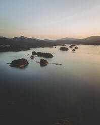 Luftaufnahme der Amakusa-Inseln bei Sonnenuntergang, Kyushu, Japan. - AAEF26639