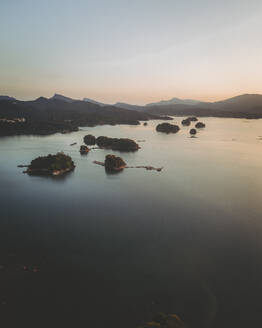 Luftaufnahme der Amakusa-Inseln bei Sonnenuntergang, Kyushu, Japan. - AAEF26639