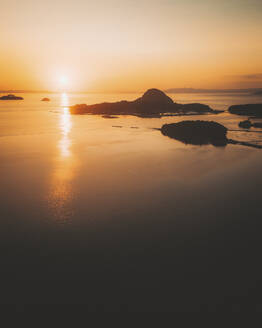 Luftaufnahme der Amakusa-Inseln bei Sonnenuntergang, Kyushu, Japan. - AAEF26640