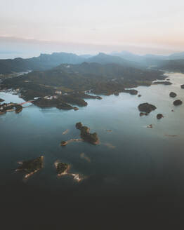 Luftaufnahme der Amakusa-Inseln bei Sonnenuntergang, Kyushu, Japan. - AAEF26648