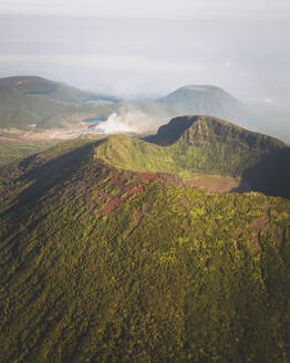 Luftaufnahme der Vulkane des Ebino-Plateaus, Kirishima, Präfektur Kagoshima, Kyushu, Japan. - AAEF26653