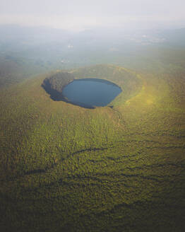 Luftaufnahme der Vulkane des Ebino-Plateaus, Kirishima, Präfektur Kagoshima, Kyushu, Japan. - AAEF26657