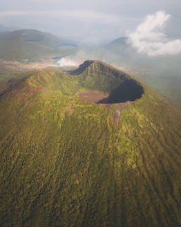 Luftaufnahme der Vulkane des Ebino-Plateaus, Kirishima, Präfektur Kagoshima, Kyushu, Japan. - AAEF26659