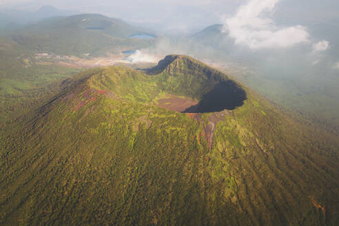 Luftaufnahme der Vulkane des Ebino-Plateaus, Kirishima, Präfektur Kagoshima, Kyushu, Japan. - AAEF26660