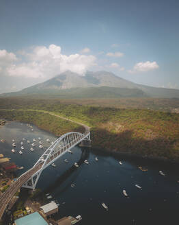 Luftaufnahme des ausbrechenden Vulkans Sakurajima, Präfektur Kagoshima, Kyushu, Japan. - AAEF26668