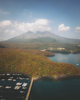 Luftaufnahme des ausbrechenden Vulkans Sakurajima, Präfektur Kagoshima, Kyushu, Japan. - AAEF26671