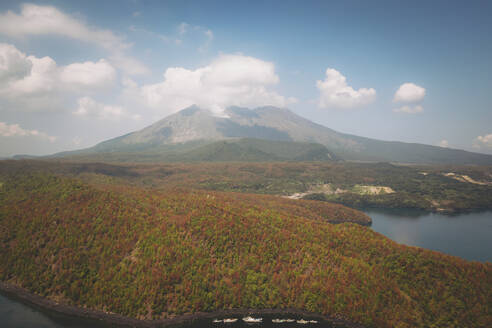 Luftaufnahme des ausbrechenden Vulkans Sakurajima, Präfektur Kagoshima, Kyushu, Japan. - AAEF26672