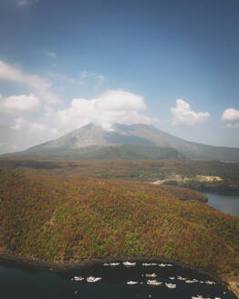 Luftaufnahme des ausbrechenden Vulkans Sakurajima, Präfektur Kagoshima, Kyushu, Japan. - AAEF26673