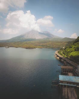 Luftaufnahme des ausbrechenden Vulkans Sakurajima, Präfektur Kagoshima, Kyushu, Japan. - AAEF26674