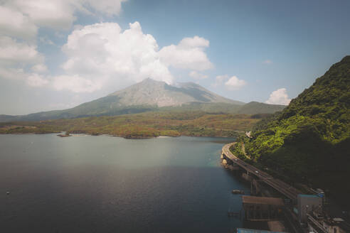 Luftaufnahme des ausbrechenden Vulkans Sakurajima, Präfektur Kagoshima, Kyushu, Japan. - AAEF26675