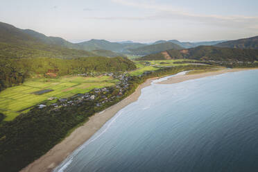 Luftaufnahme der Ishinami- und Nichinan-Küste, Kushima, Präfektur Miyazaki, Kyushu, Japan. - AAEF26684