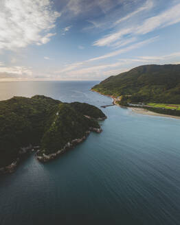 Luftaufnahme der Ishinami- und Nichinan-Küste, Kushima, Präfektur Miyazaki, Kyushu, Japan. - AAEF26687