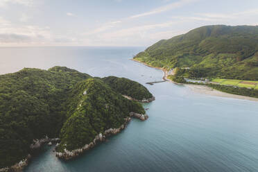 Luftaufnahme der Ishinami- und Nichinan-Küste, Kushima, Präfektur Miyazaki, Kyushu, Japan. - AAEF26688