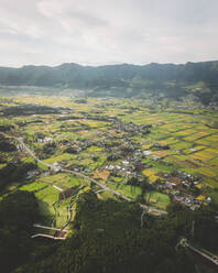 Luftaufnahme des Dorfes und der Reisfelder von Minamiaso, Präfektur Kumamoto, Kyushu, Japan. - AAEF26699