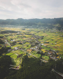 Luftaufnahme des Dorfes und der Reisfelder von Minamiaso, Präfektur Kumamoto, Kyushu, Japan. - AAEF26699