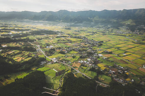 Luftaufnahme des Dorfes und der Reisfelder von Minamiaso, Präfektur Kumamoto, Kyushu, Japan. - AAEF26700