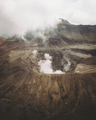 Luftaufnahme des ausbrechenden Kraters des Berges Aso, Präfektur Kumamoto, Kyushu, Japan. - AAEF26705