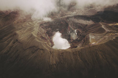 Luftaufnahme des ausbrechenden Kraters des Berges Aso, Präfektur Kumamoto, Kyushu, Japan. - AAEF26706