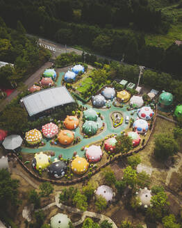 Luftaufnahme von Aso Farm Land Camping, Präfektur Kumamoto, Kyushu, Japan. - AAEF26712