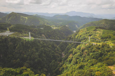 Luftaufnahme der Fußgängerbrücke Kokonoe Yume Otsuribashi, Präfektur Oita, Kyushu, Japan. - AAEF26714