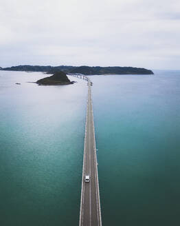 Luftaufnahme der Tsunoshima Island Bridge, Shimonoseki, Präfektur Yamaguchi, Japan. - AAEF26719