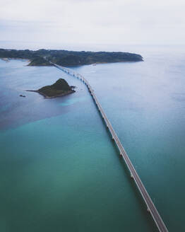 Luftaufnahme der Tsunoshima Island Bridge, Shimonoseki, Präfektur Yamaguchi, Japan. - AAEF26723