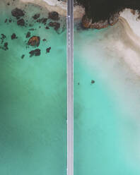 Luftaufnahme der Tsunoshima Island Bridge, Shimonoseki, Präfektur Yamaguchi, Japan. - AAEF26724