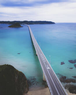 Luftaufnahme der Tsunoshima Island Bridge, Shimonoseki, Präfektur Yamaguchi, Japan. - AAEF26725