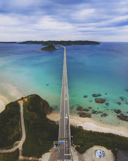 Luftaufnahme der Tsunoshima Island Bridge, Shimonoseki, Präfektur Yamaguchi, Japan. - AAEF26726