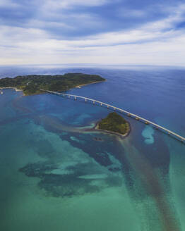 Luftaufnahme der Tsunoshima Island Bridge, Shimonoseki, Präfektur Yamaguchi, Japan. - AAEF26727