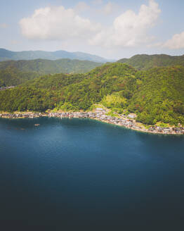 Luftaufnahme des berühmten Fischerdorfs Ine, Präfektur Kyoto, Japan. - AAEF26731