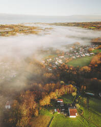 Luftaufnahme von Ascain bei Sonnenaufgang mit Nebel, Französisches Baskenland, Pyrénées-Atlantiques, Nouvelle-Aquitaine, Frankreich. - AAEF26744